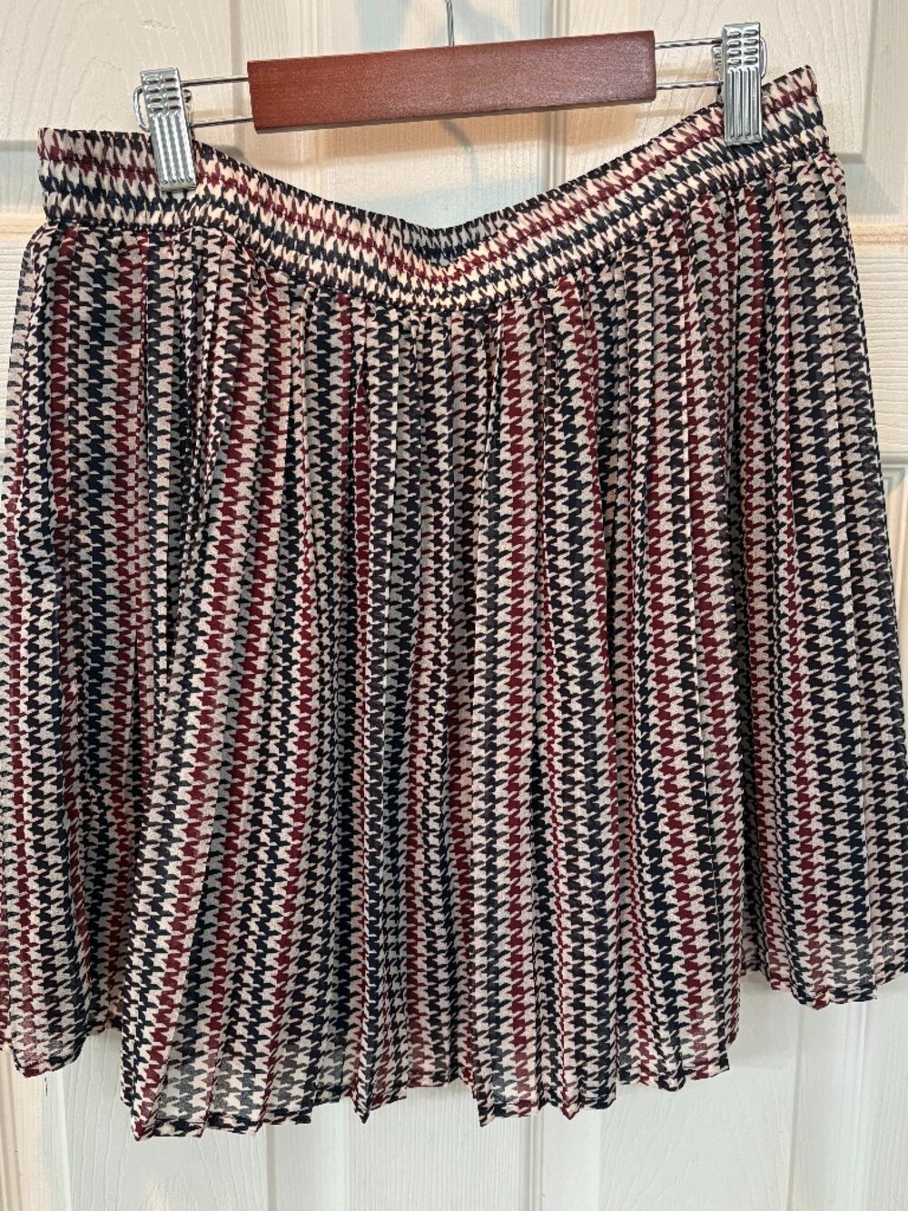 🔥 Forever 21 Burgundy & Navy Houndstooth Pleated Mini Skirt • Large • Classic